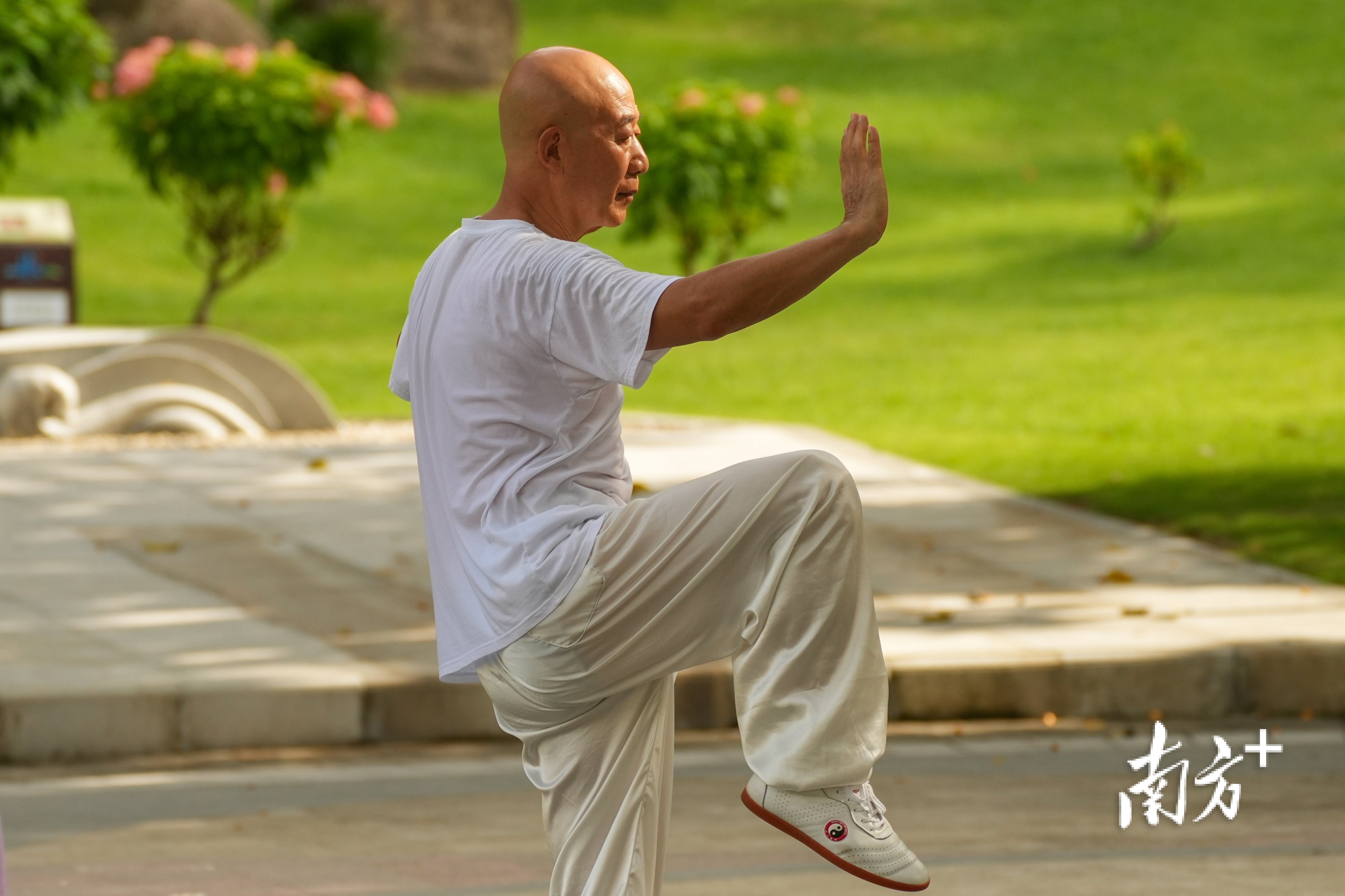 大叔一套太极拳打得舒展自如。 