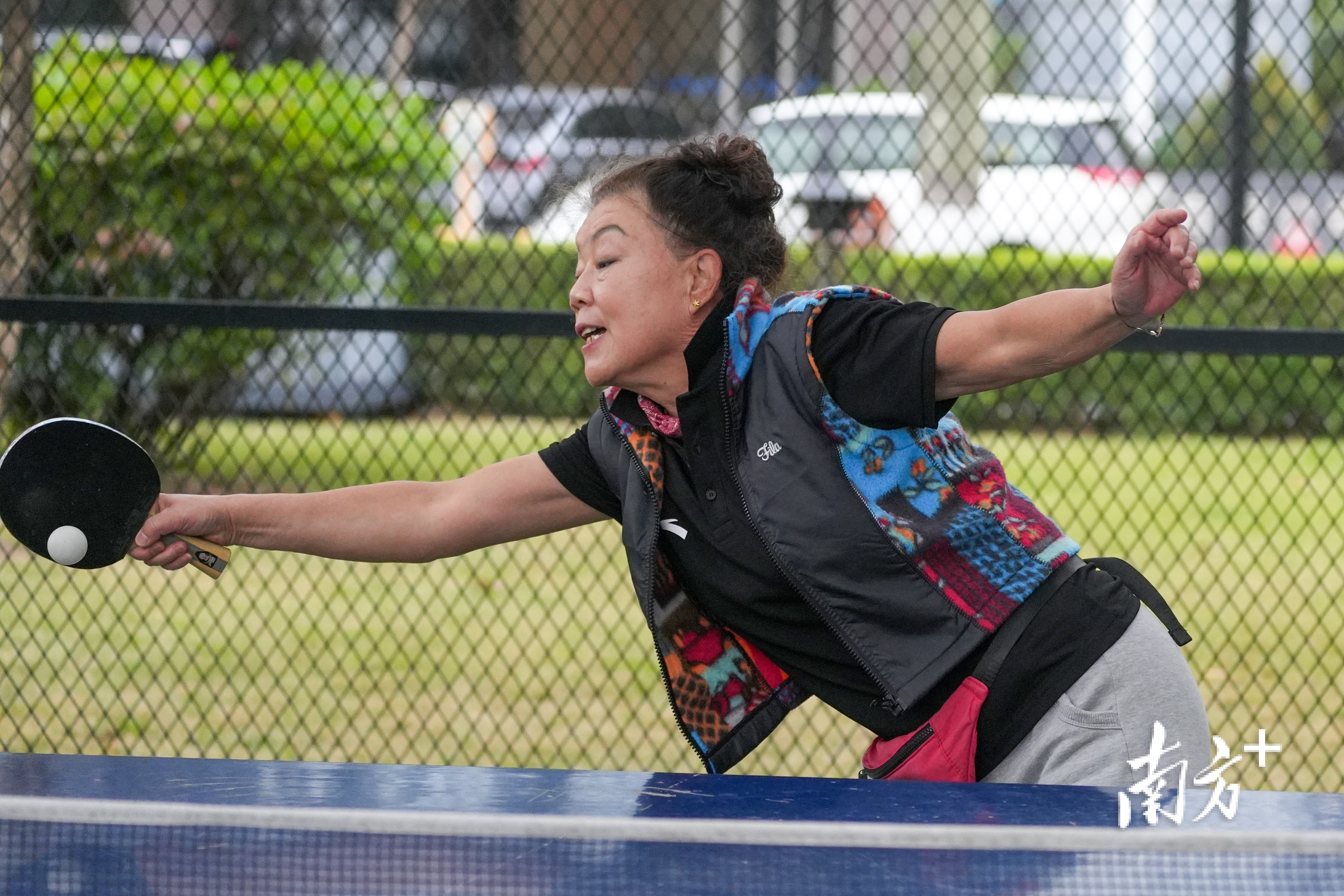 阿姨击球犹如舞蹈。 