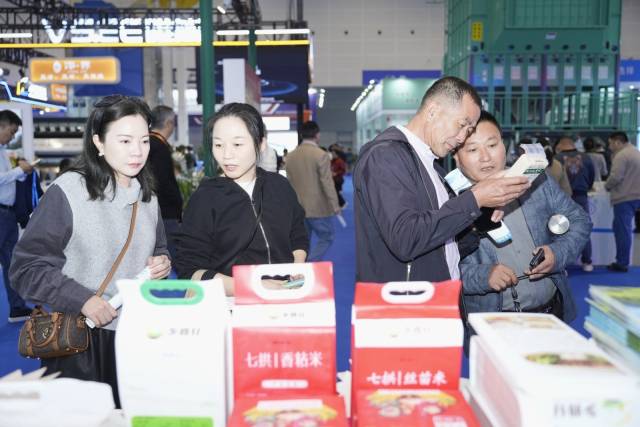 客商在咨询清远丝苗米产品。