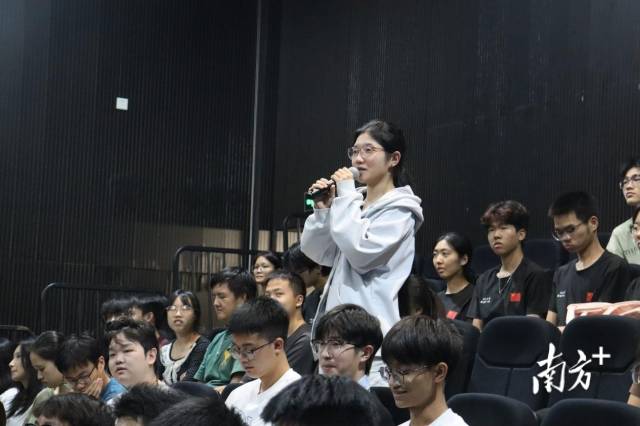 化学化工学院学生踊跃提问。 化学化工学院学生踊跃提问。