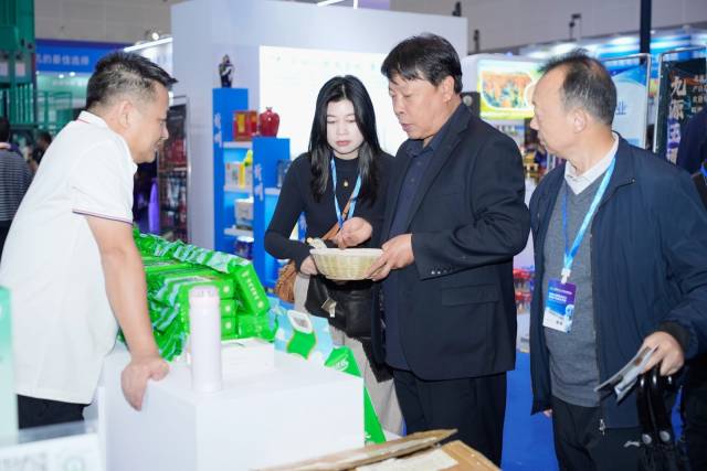 客商和丝苗米企业在交流。