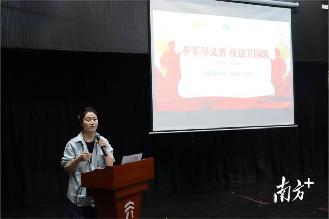 化学化工学院征兵工作负责人做动员。 化学化工学院征兵工作负责人做动员。
