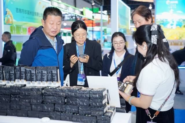 客商和丝苗米企业交换微信。