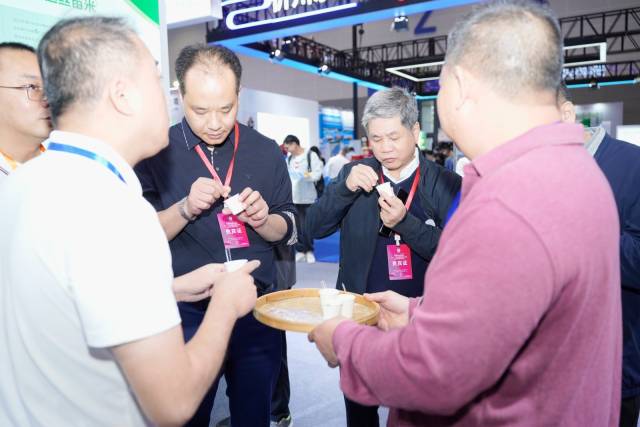 嘉宾及客商在品尝清远丝苗米。