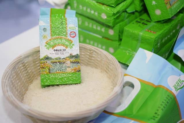 清远丝苗米米粒细长、晶莹剔透。