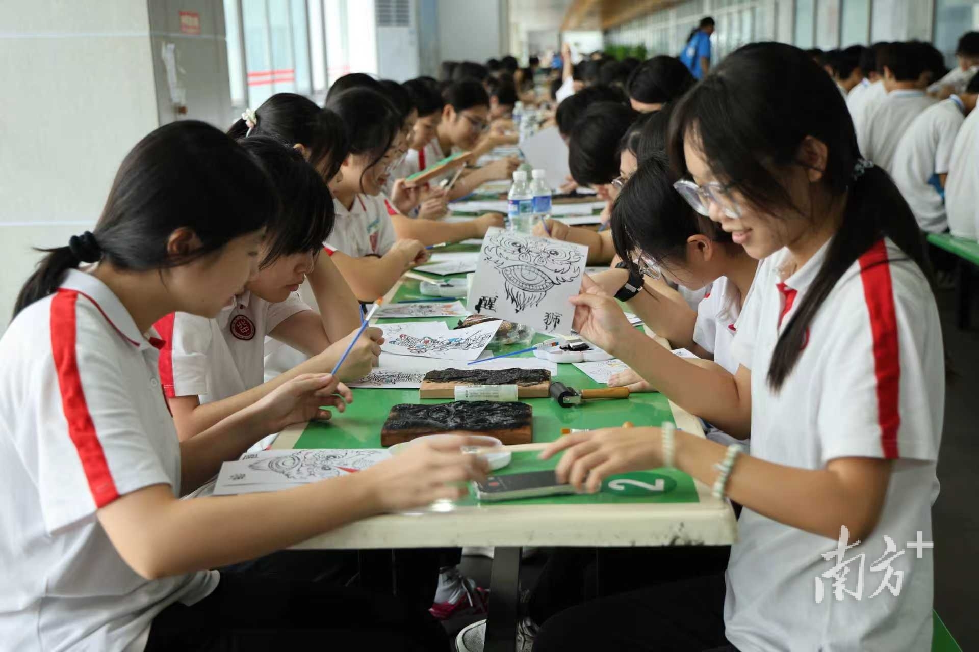 学生们体验木版年画。 学生们体验木版年画。