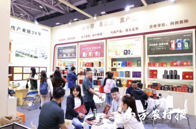 广东深圳站，工作人员在2025第33届深圳礼品展向消费者讲述新会与宁明两地的协作故事