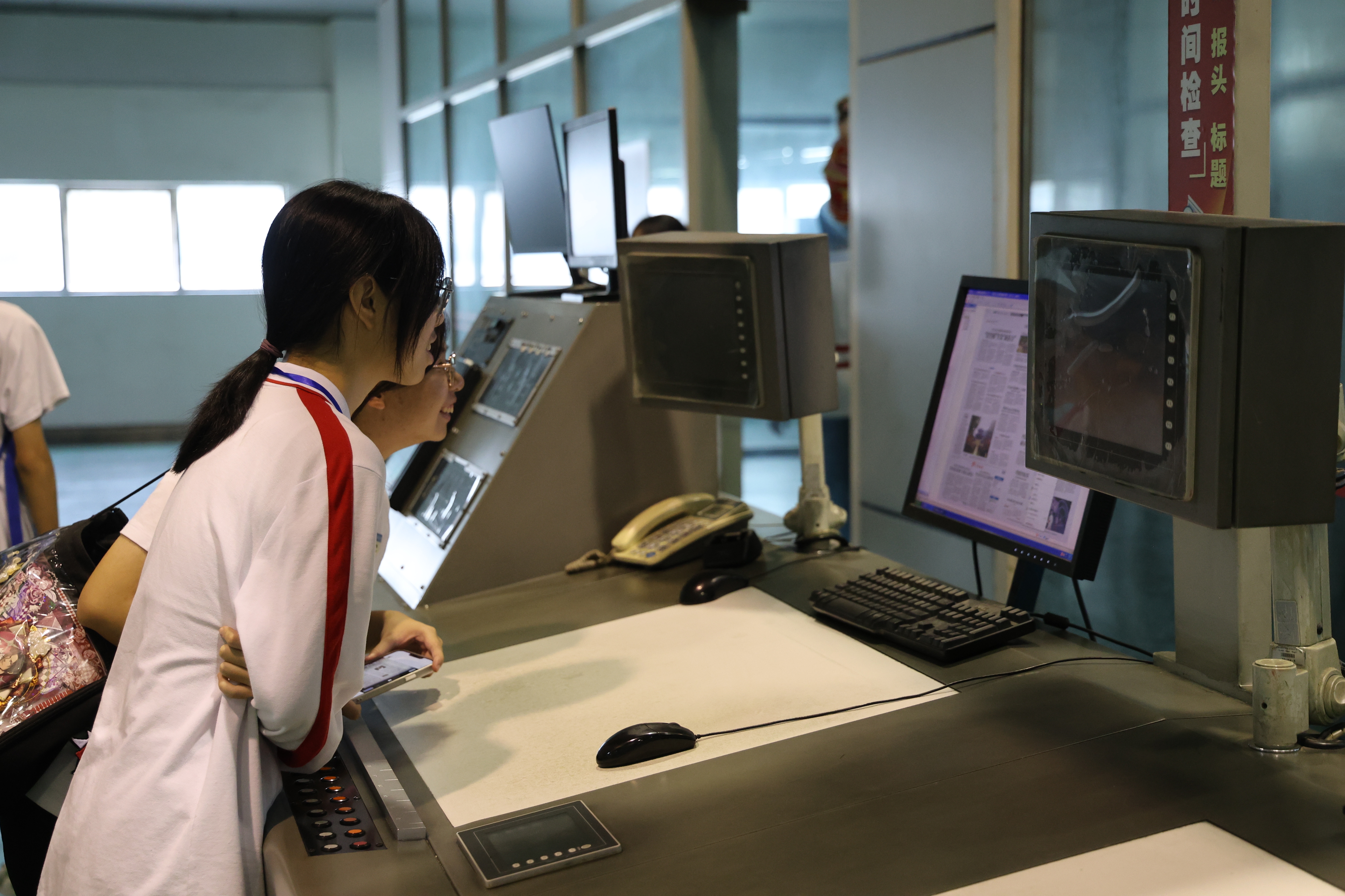 学生们参观印刷基地。