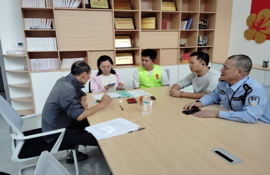 网格员何丹彬协调多方推动老旧楼宇电线改造。 祖庙街道办事处供图 网格员何丹彬协调多方推动老旧楼宇电线改造。 祖庙街道办事处供图