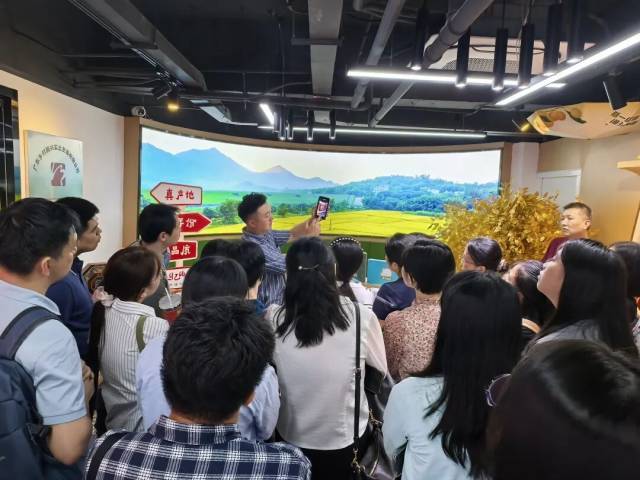 培训班学员在广东省乡村振兴服务产业园参加现场教学实训。