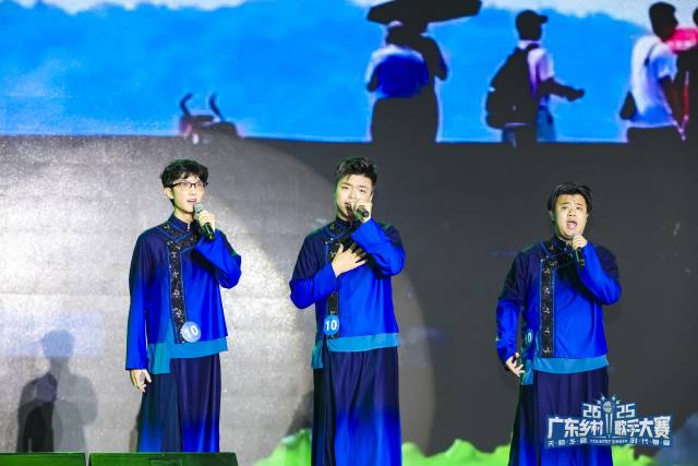 客家后生团在全省半决赛上唱响《梦里叶塘》。