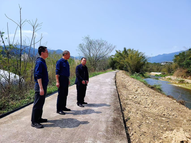 与村支书、驻村第一书记开展工作