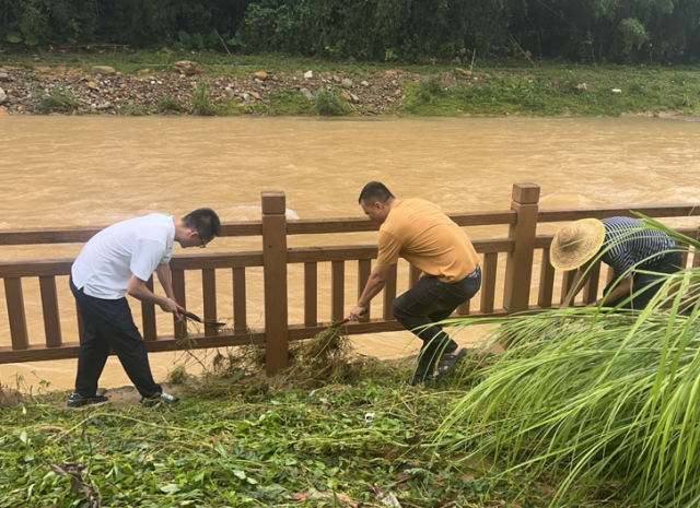 清理洪水过后的垃圾