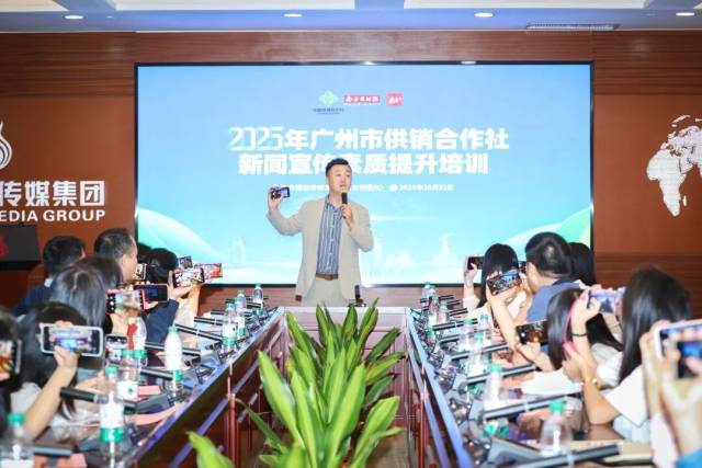 抖音官方认证达人王宇（阿玛尼）老师进行摄影技巧主题授课。