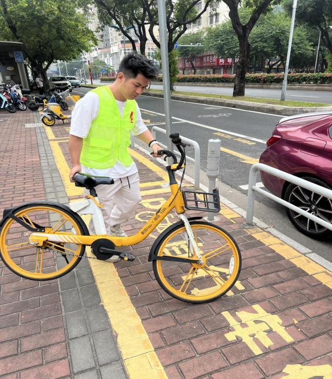 网格员何丹彬在社区开展日常巡查工作。 祖庙街道办事处供图 网格员何丹彬在社区开展日常巡查工作。 祖庙街道办事处供图