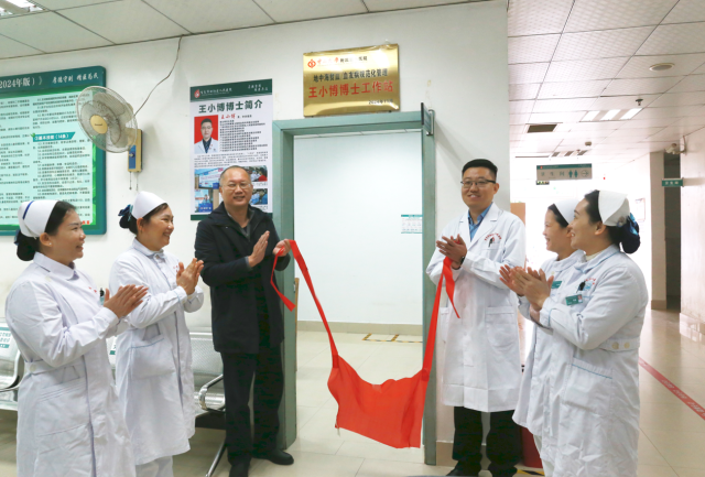 地中海贫血血友病规范管理－王小博博士工作站在田阳区人民医院挂牌成立。卢忠林、黄保赫摄