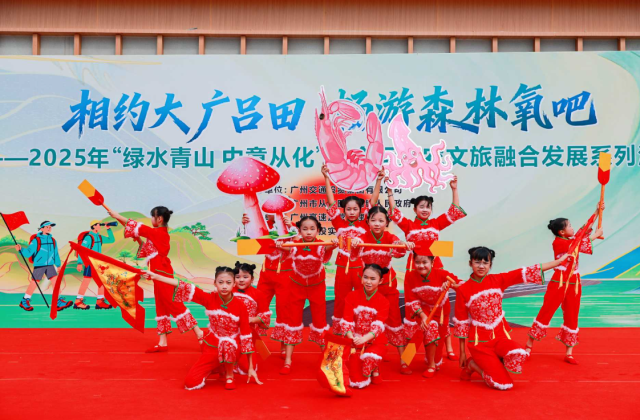 活动现场进行特色舞蹈展演。