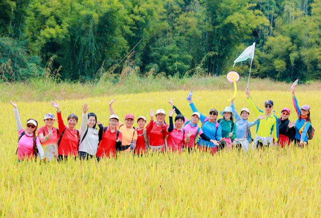 徒步队伍打卡吕田乡间美景。