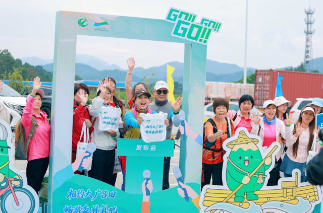 徒步队伍打卡吕田服务区。