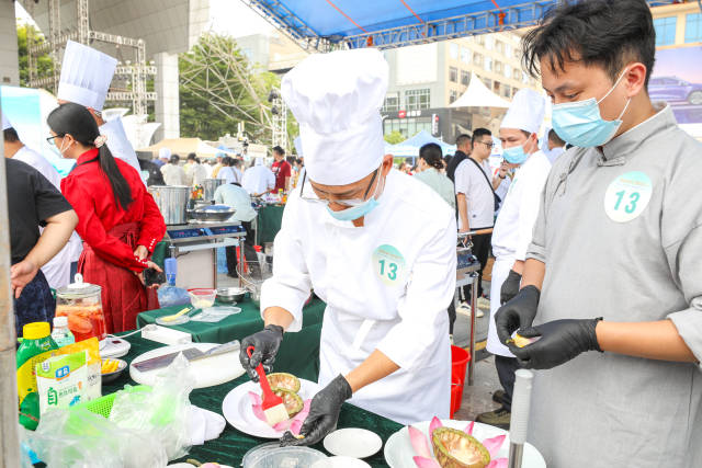 赛场内，厨师们分工有序、手法精准。
