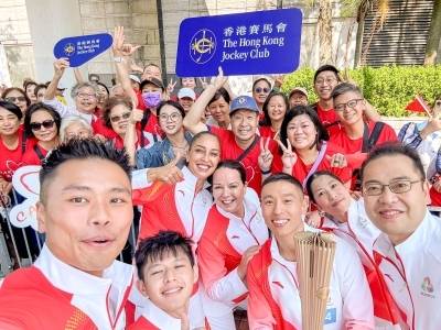 香港赛马会九位代表参与十五运会火炬传递