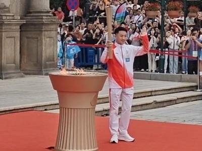 第50棒火炬手郭建恒点燃大三巴火炬台，圣火映澳门