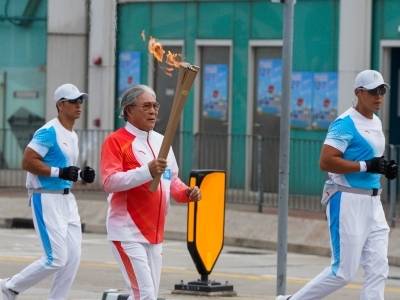 霍震霆接力传递，十五运会火炬“舞动”金紫荆广场