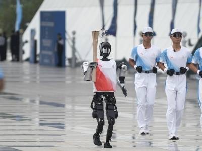 揭秘机器人火炬手“夸父”：手握1.6千克火炬也能步伐稳健