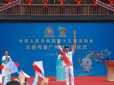 从镇海楼出发！“越秀天团”手持火炬跑过千年城脉