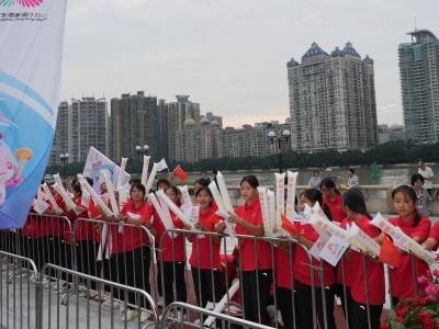 多图｜全运火炬传递引爆广州街坊热情，星海音乐厅前人从众