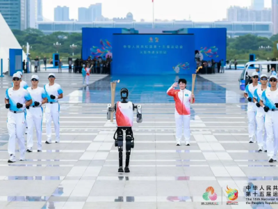 机器人“夸父”领跑、火炬升空……十五运会火炬激情传递