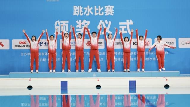 全红婵领奖台上兴奋向观众挥手，全场观众欢呼“全红婵你好棒！”