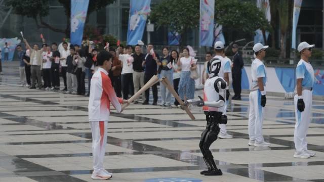 从神话到现实，人形机器人“夸父”完成十五运会火炬传递