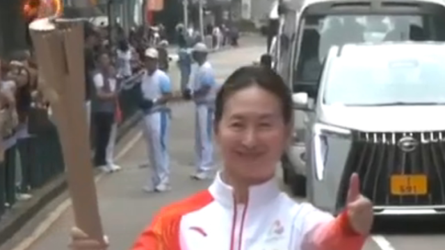 何超琼、何超凤接力传递十五运会火炬