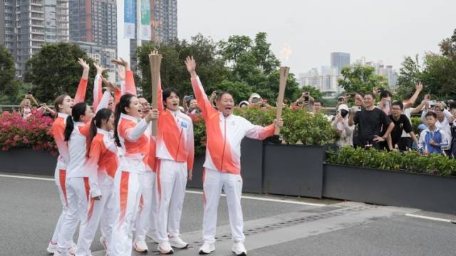 “拍完你的，拍你的”，十五运会火炬手化身“拍照主理人”