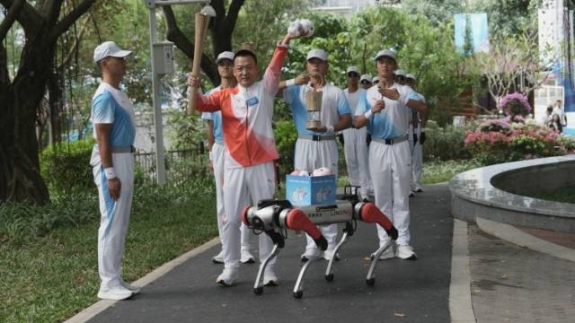 深圳机器狗传递全运会吉祥物，直升机空中传递火炬