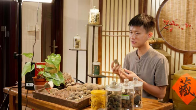 廖志略在直播间推广化橘红产品。