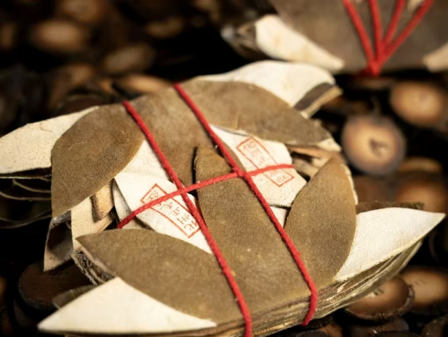 化州的土壤富含礞石，孕育出富硒富锗的化州橘红，品质上乘。