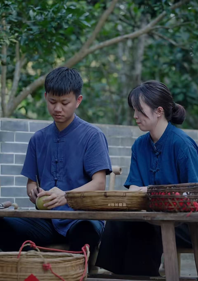 廖志略在化橘红推广视频中展示传统制作工艺。