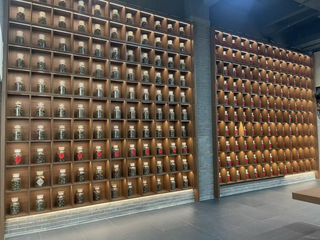 平定镇培林化橘红种植专业合作社里陈列展示的化橘红产品琳琅满目。