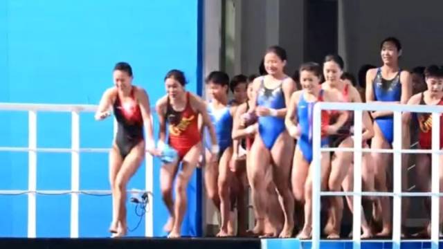 十五运会女团双人10米跳台赛前热身，各队女选手一下涌出仿佛“下饺子”