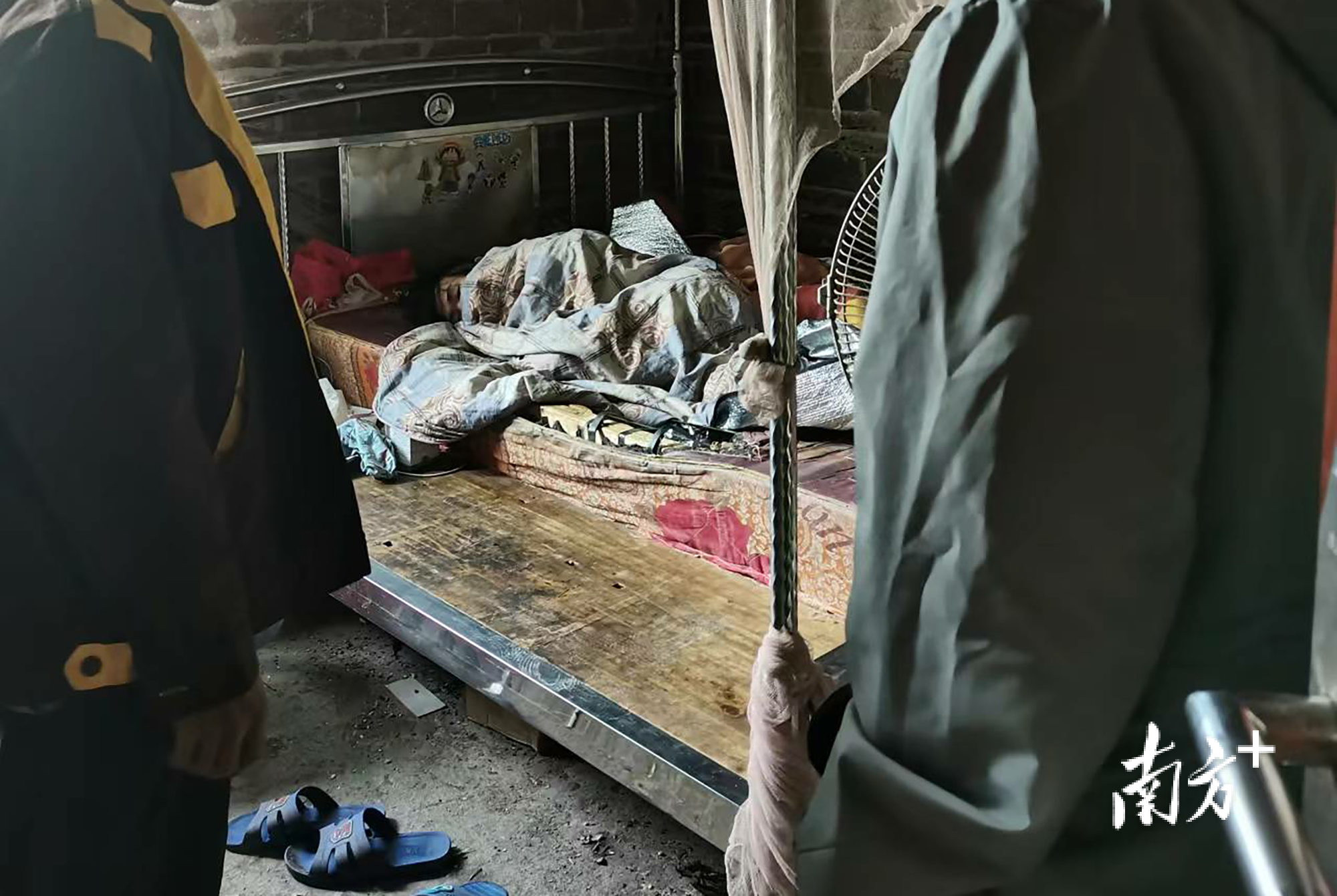 黎东梅第一次入户时,阿洋蜷缩在床上,不与人沟通。 黎东梅第一次入户时,阿洋蜷缩在床上,不与人沟通。