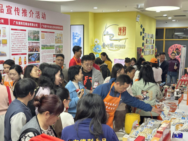 市民正在了解阳江优质农产品。