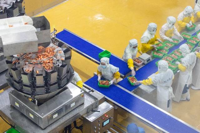 ▲ 肇庆恒兴水产预制菜加工中心生产线。赖家乐 摄 ▲ 肇庆恒兴水产预制菜加工中心生产线。赖家乐 摄