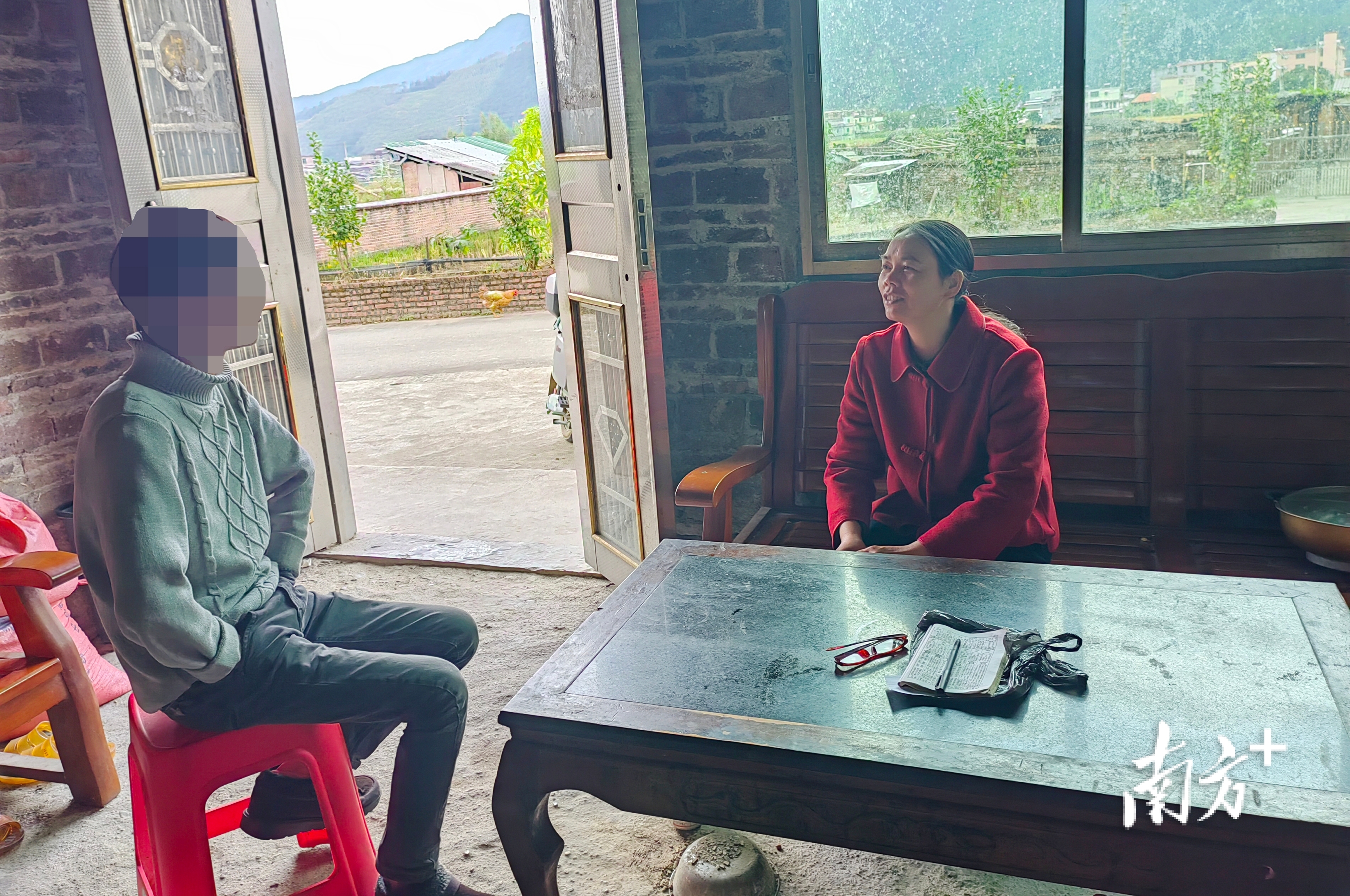 如今的阿洋宛若新生。在黎东梅上门随访时,阿洋敞开心扉与黎东梅话家常。 如今的阿洋宛若新生。在黎东梅上门随访时,阿洋敞开心扉与黎东梅话家常。