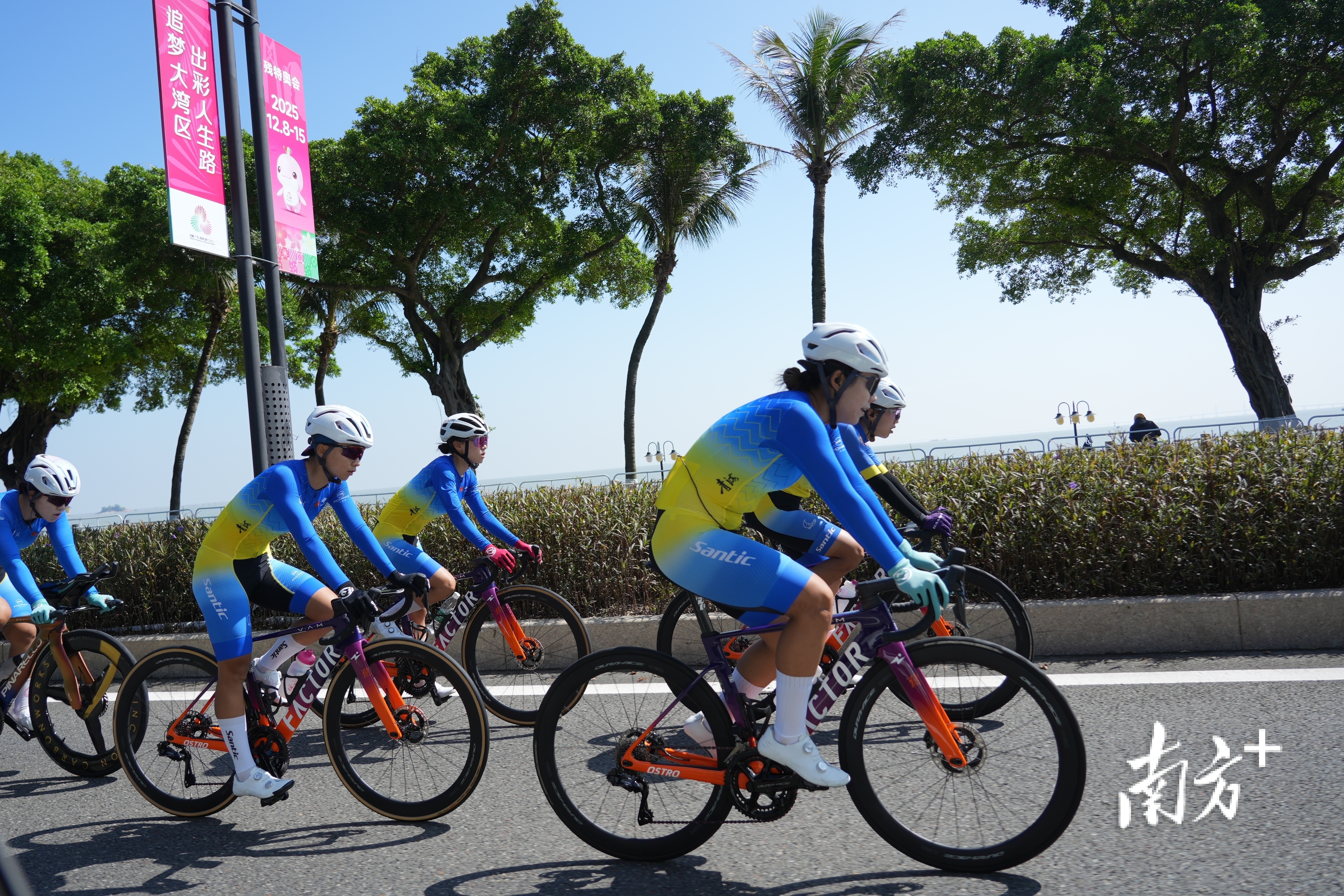 运动员在赛道上进行赛前适应性训练。  