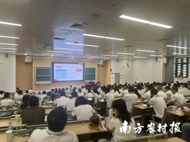 培训班吸引黔川两地180名乡村产业带头人参加。 培训班吸引黔川两地180名乡村产业带头人参加。