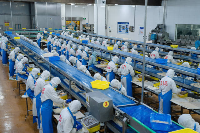 国联水产冻虾食材生产车间。