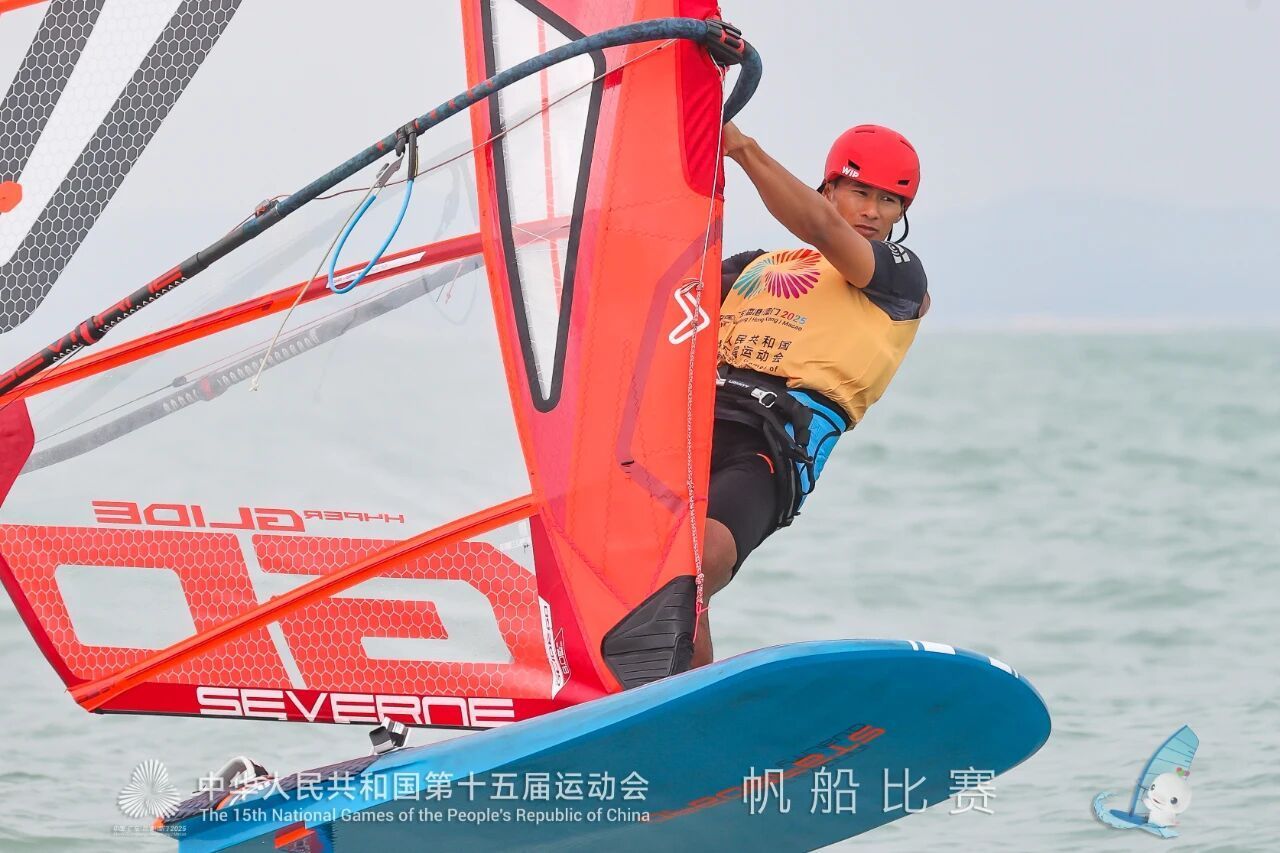 毕焜代表广东队在男子水翼帆板级项目中拿下金牌。 受访者 供图