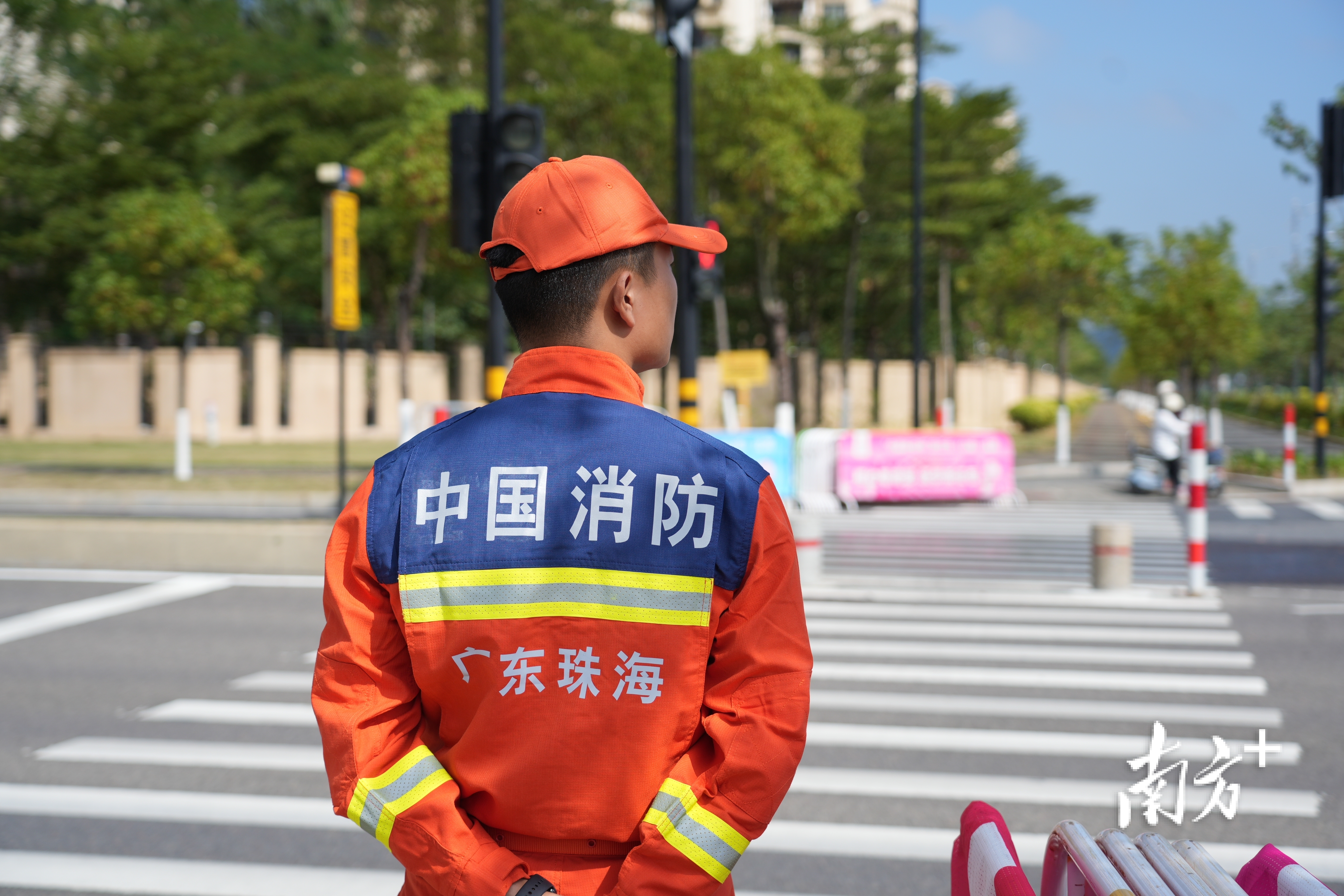 消防员已在执勤点就位。 